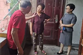 河北老人砸毁小区楼梯，霸占整整5年：不给50万过路费休想从这过图片