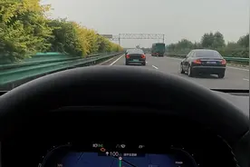 高速上开车容易跑偏压线，新手学会喵哥这两招，想跑偏都难图片