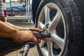 您应该多久轮换一次轮胎，为什么定期轮换很重要？图片