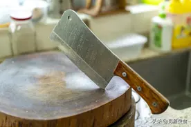 家用菜刀该怎么选？牢记这几个要素，菜刀锋利耐用，关键是不生锈图片