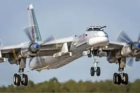 俄“图-95”轰炸机巡航基普！俄：你再笑？图片