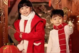 两家定下娃娃亲，长大后白富美拒不承认，励志男孩却让她刮目相看图片