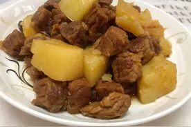 这才是土豆烧牛肉的正确做法，牛肉软烂不柴土豆香糯入味，很下饭图片