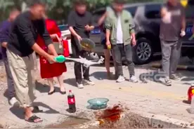 河南新郎被泼酱油及各种饮料，层出不穷的低俗婚闹什么时候是个头图片