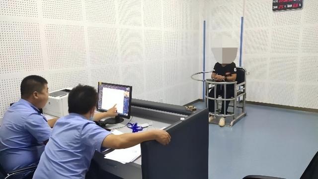 农民夫妻生活拮据，家中却藏有八千万现金，警察揭露他们的真面目
