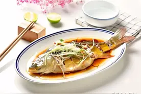 酒桌吃鱼颇有讲究，新手初遇都会吃亏，老手看到表示不要慌张图片