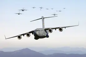 24架“环球霸王”连续起飞，美空军展现恐怖运输能力，向俄秀肌肉图片