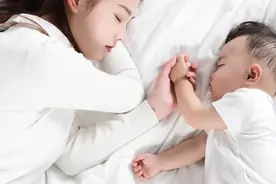 产后出汗多，衣服、被子都浸湿，是身子骨虚弱？图片