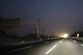 许广高速发生重大车祸，原因不在时速设计问题，重在人的驾驶习惯图片