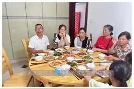 寻亲成功家庭的第一个中秋：拍全家福，吃团圆饭……图片