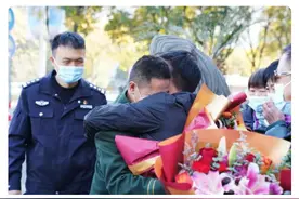 山东两男子结伴到嵊州寻亲！在警方安排的“团圆”现场惊讶:“没有想到是亲兄弟”图片
