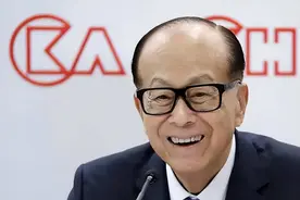 95岁李嘉诚坐轮椅到寺庙参拜，知己周凯旋贴身照顾，尽显温柔周到图片