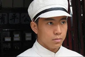 主席扮演者谷智鑫，34岁被马踩成废人，孕妻8年一把屎一把尿伺候图片