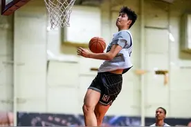 大心脏！1.6秒，手起刀落三分绝杀！中国小将创造历史，天赋真高图片