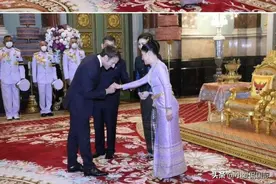 相谈甚欢，素缇达同马克龙热聊展现王后风采，拉玛十世略显尴尬图片