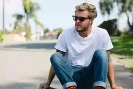 “白T+牛仔裤”才是男人衣橱的必备，这样穿不会出错图片