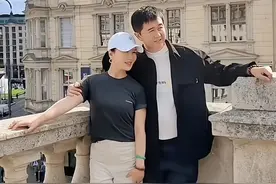 57岁付笛生全家到国外！老婆穿金戴银极为奢华,与儿媳同框似姐妹图片