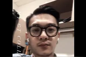 陈宝莲19岁儿子大变样！胡子拉碴成熟好多太像妈妈，女友打扮好辣图片