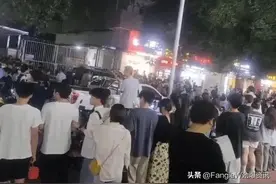 漳州大学城爆发群殴骚乱，当街数十人追砍，伤者逃进女生宿舍躲避图片