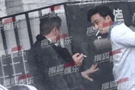 李亚鹏带小19岁女友拍婚纱照？大方秀戒指，女方穿露背婚纱好性感图片