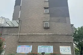 三角线社区开展对既有房屋外墙脱落及危房安全问题大排查行动图片