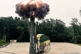 印度试射导弹，咄咄逼人，中国出现火箭云，解放军或试射高超弹图片