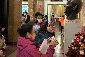 胡军儿子帅到认不出！年仅14岁高一米八魁梧壮硕，五官深邃帅过爸图片