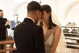 她18岁成为顶级超模！22岁却穿1000块婚纱嫁人了？爱情事业双丰收图片