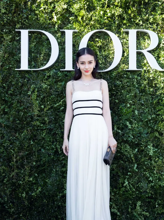 "事业爱情双开花"的黄晓明,衬托出杨颖离婚后的尴尬处境-北斗星百科网