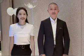 聂远47岁生日秀恩爱，妻子一脸幸福，澄清每月没有300万生活费图片