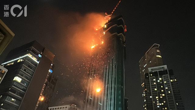 香港42层在建高楼深夜起火 烈焰冲天