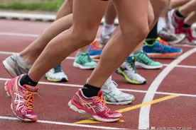 为什么专业的跑鞋鞋底那么硬？图片