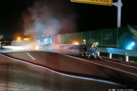 黔西南一货车突发大火 ，车上都是沥青！图片