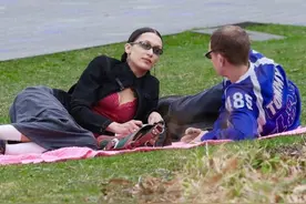 25岁超模贝拉约会衣着超大胆，趴着秀火辣身材，与男友当街热吻图片