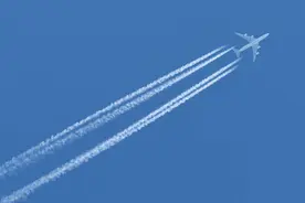 飞机空中盘旋耗油，是钱太多还是污染环境？看完你会明白都不是图片