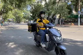 “95后”淄博姑娘辞职送外卖，边照顾白血病母亲边为“星星的孩子”筹1000本书图片