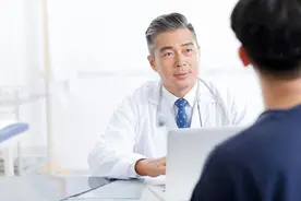 胸部周围一按就很疼，难道得了乳腺癌？医生：还有可能是这个病图片