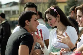 保加利亚太“开放”，女性公然给自己标价卖身，给钱就能带回家图片