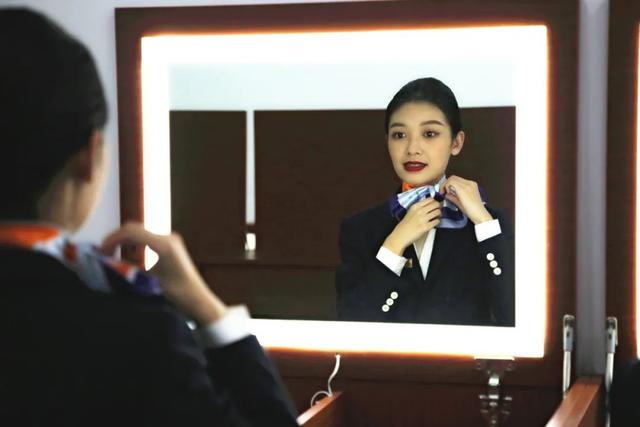 揭秘！空姐空少是如何“炼”成的？