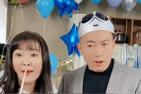 前央视主持王小骞给名嘴老公庆生，光蛋糕就要3千，不忘直播捞金图片