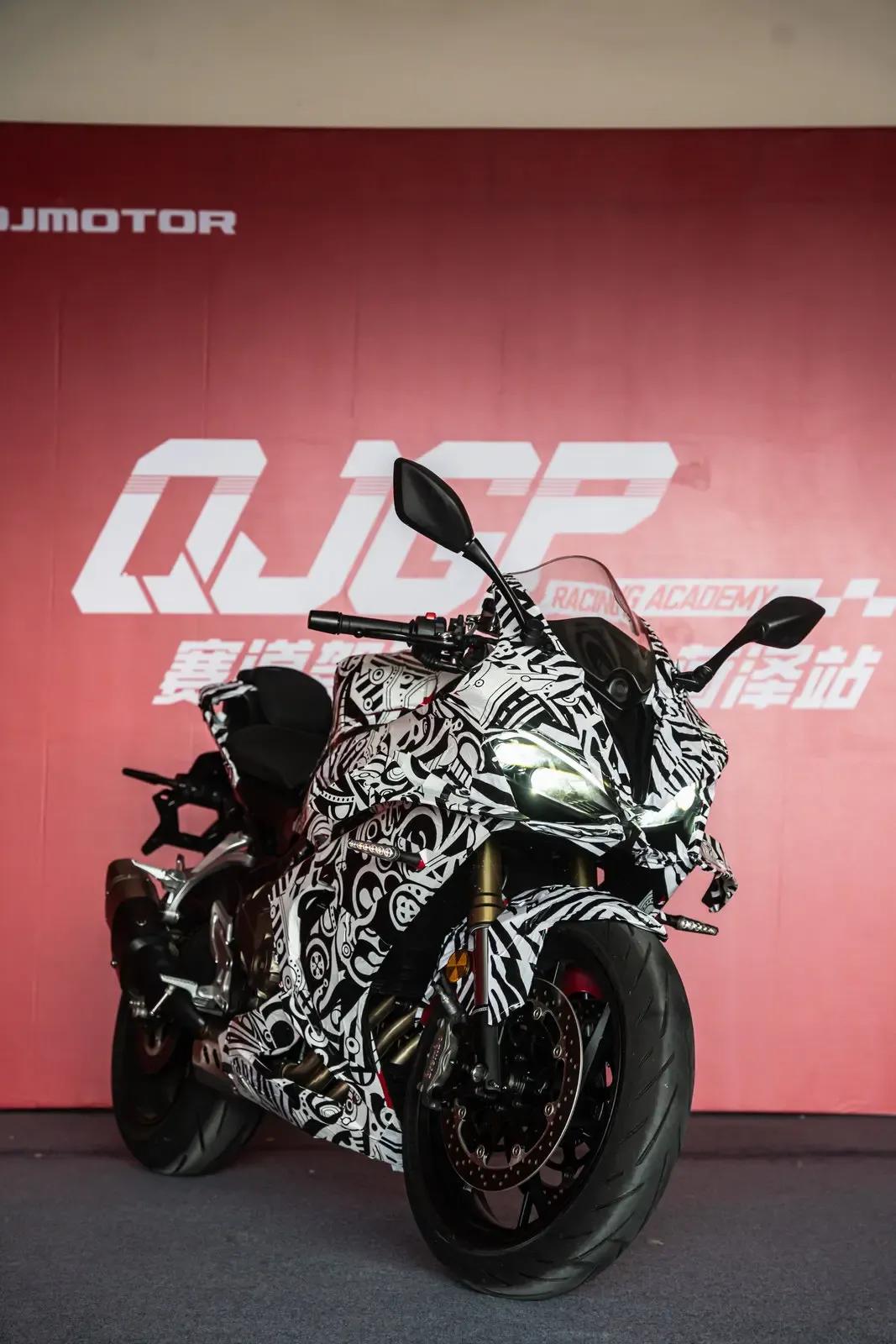 QJMOTOR 赛800再度曝光，四透镜大灯很抢眼！9750|小老婆汽機車資訊網