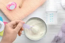 想看宝宝奶粉的质检报告吗？想了解加工工艺和原料来源地吗？宝爸宝妈快来这里查→图片