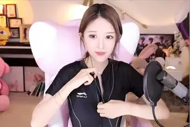 林七七穿泳衣被质疑小，当场拉开拉链自证，搞笑女实锤图片