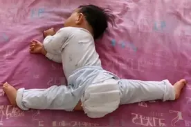 宝宝睡姿多奇特？搞笑睡姿预示未来性格，家长要多加注意图片