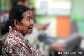 71岁大妈拿到150万拆迁款后，直接住酒店养老：这里比儿子家舒服图片