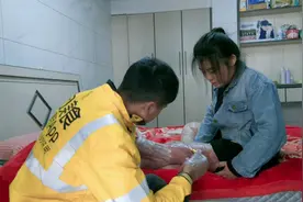 不离不弃！年轻小伙照顾烧伤女友六年……图片