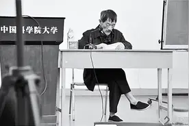 老干妈罐子、布鞋、单车……大学老师们的“时尚单品”有哪些？图片