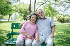 两个老人不领证，一起同居生活违法吗？图片