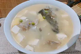 炖鱼汤别加牛奶！教你正确做法，鱼汤浓白，好喝无腥味图片