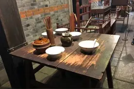 1939年黑帮大佬饭前夹菜喂猫，猫吃后抽搐而死，怒道：有人要害我图片